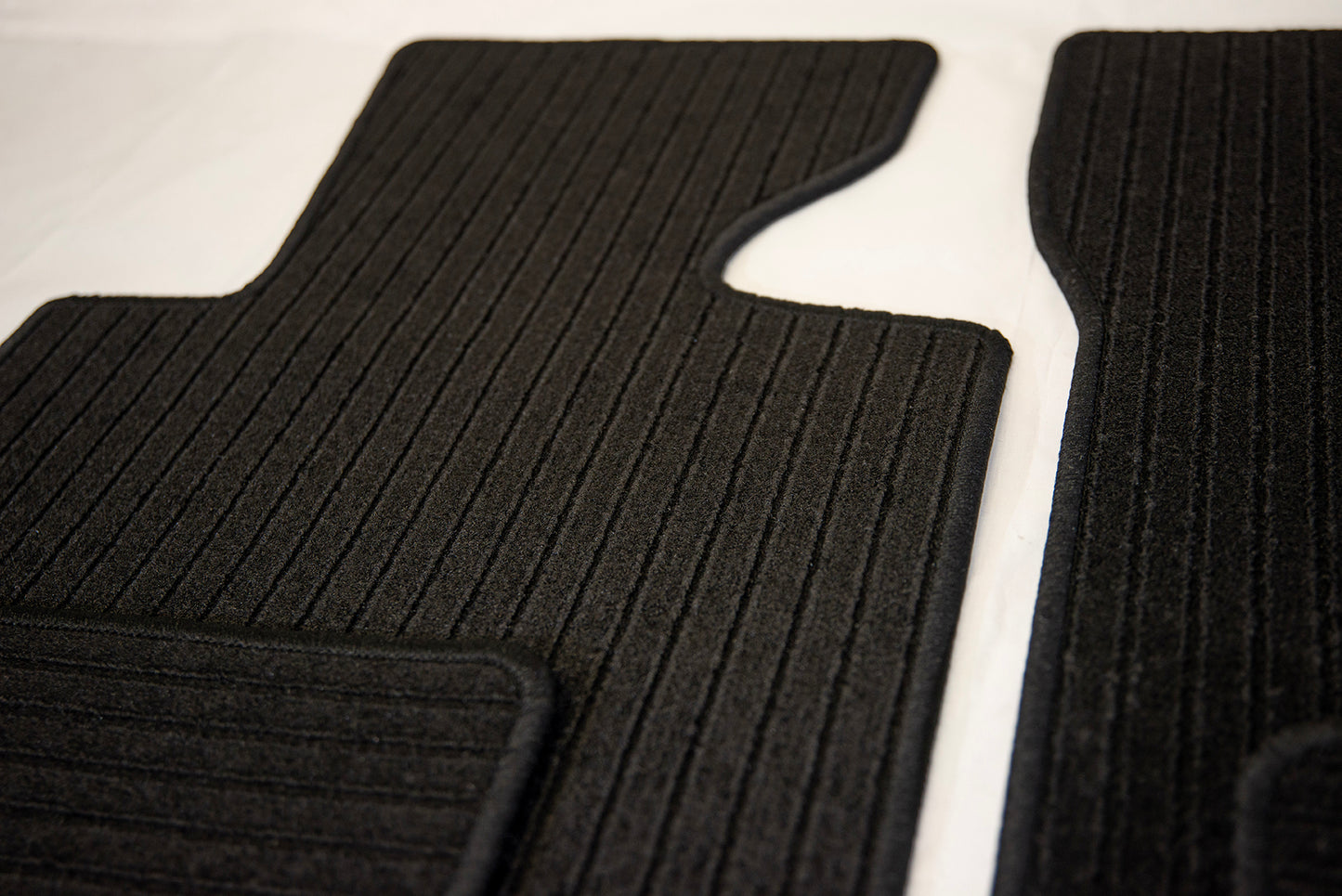 Mercedes-Benz W123 Overmats Black